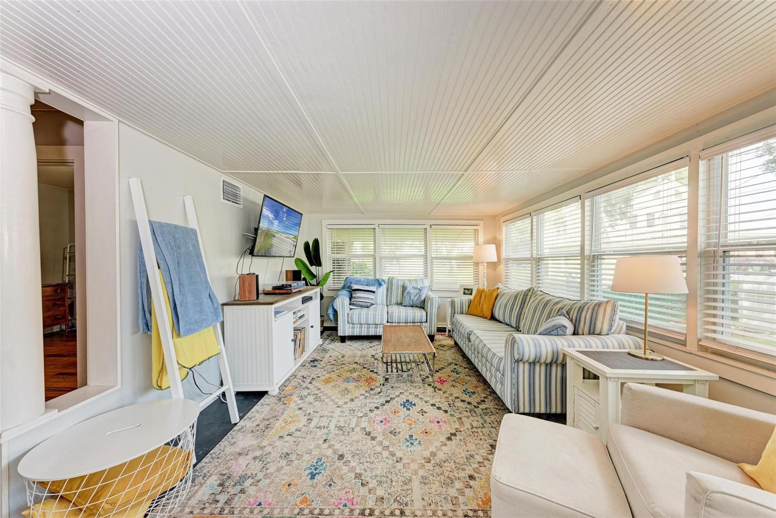 Image 10 of 49 For 1533 1st Ave Drive W