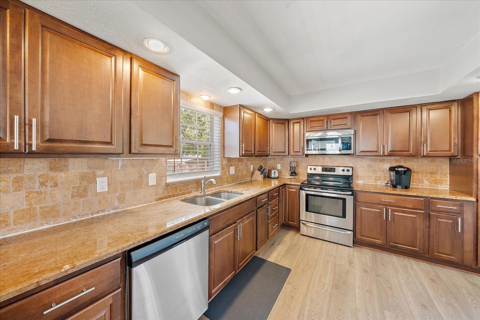 Image 10 of 40 For 795 Plymouth Street