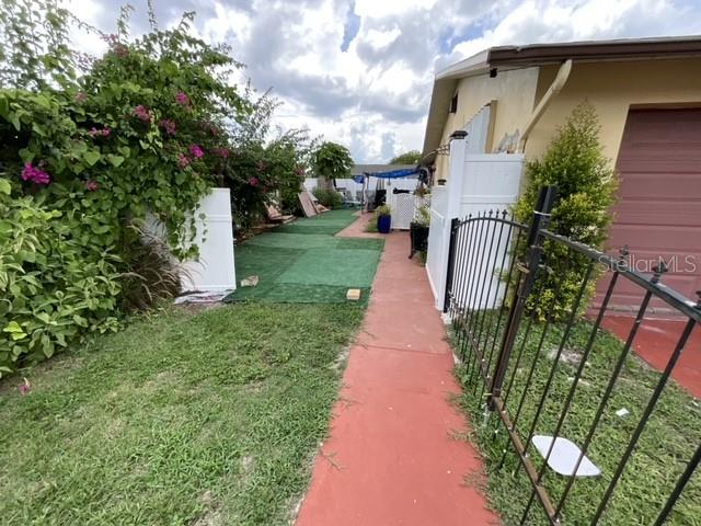 Listing photo id 1 for 10401 Alice M Court