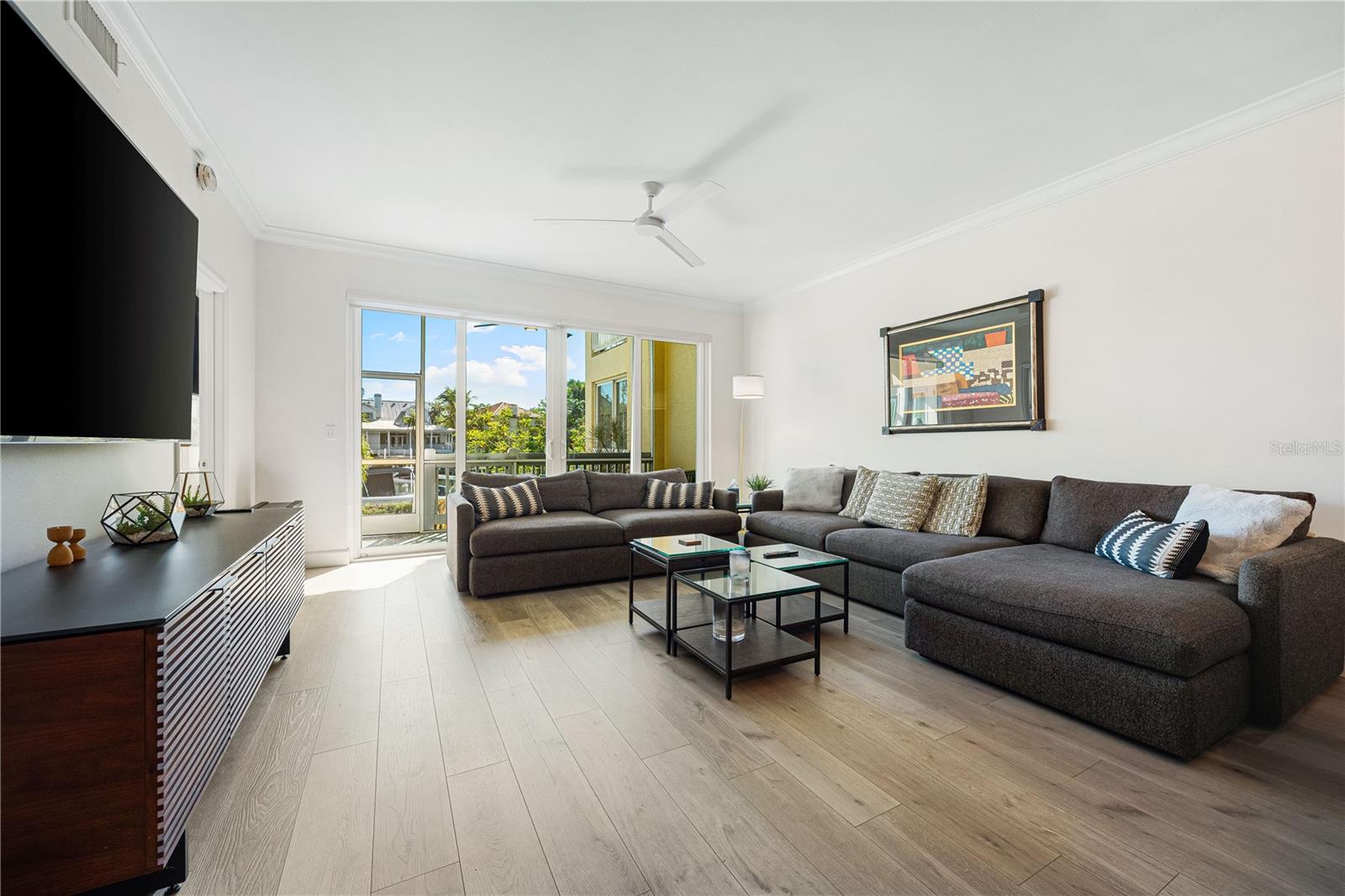 Image 10 of 35 For 862 Hudson Avenue 862