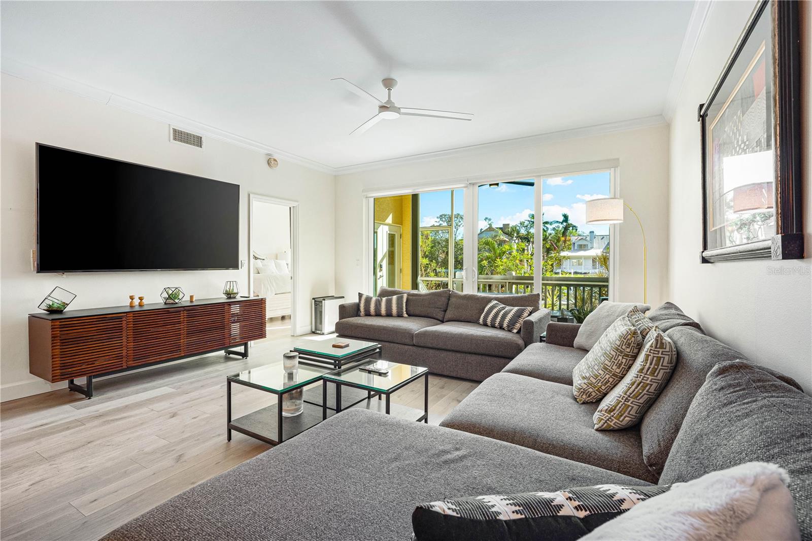 Image 11 of 35 For 862 Hudson Avenue 862