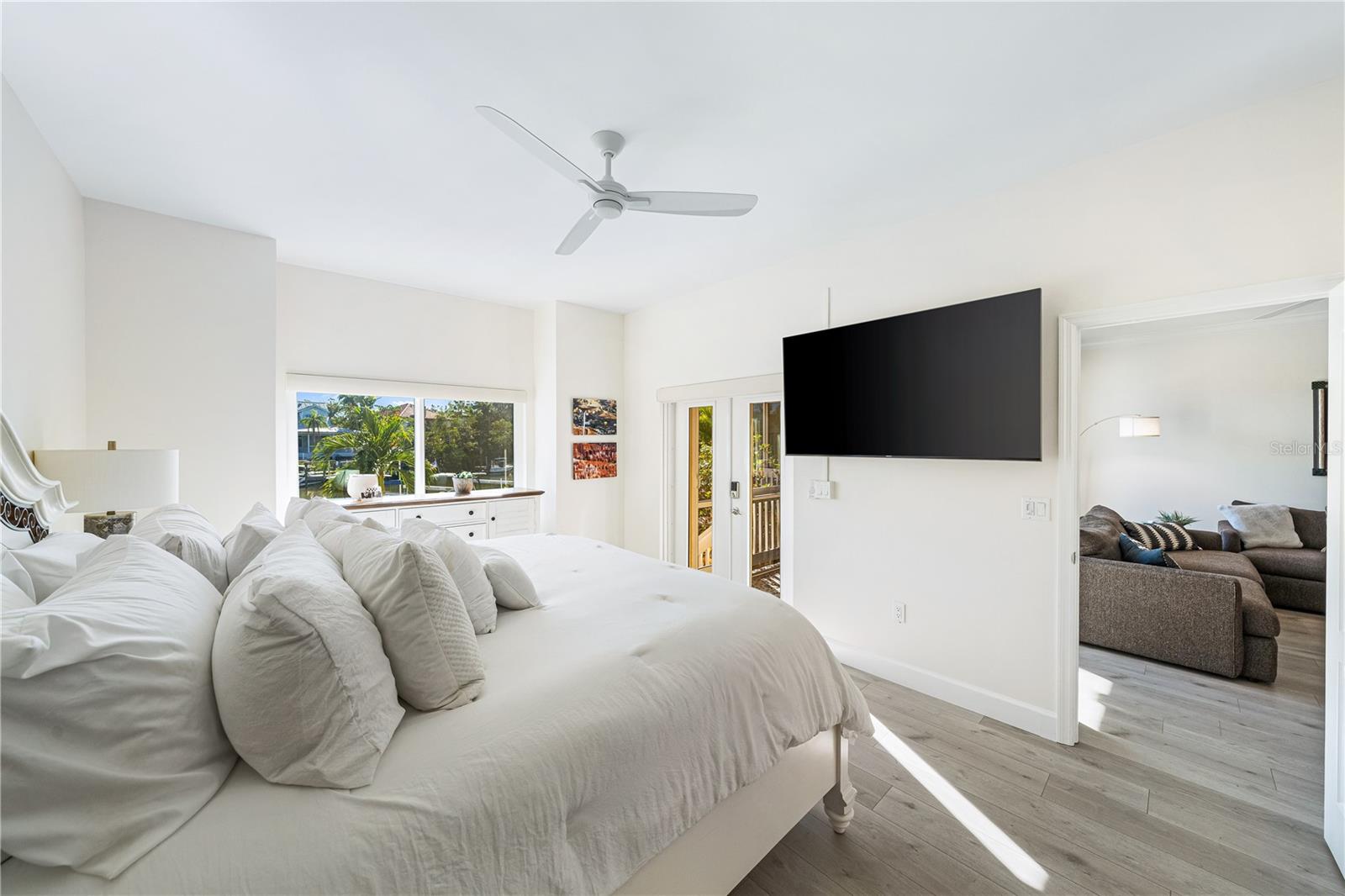 Image 13 of 35 For 862 Hudson Avenue 862