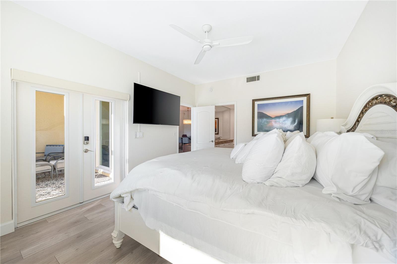 Image 14 of 35 For 862 Hudson Avenue 862
