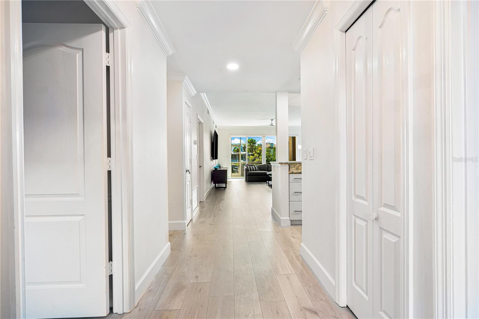 Image 3 of 35 For 862 Hudson Avenue 862