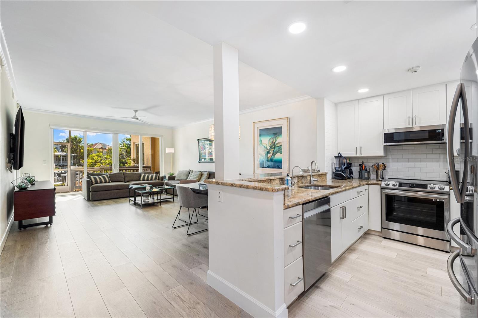 Image 4 of 35 For 862 Hudson Avenue 862