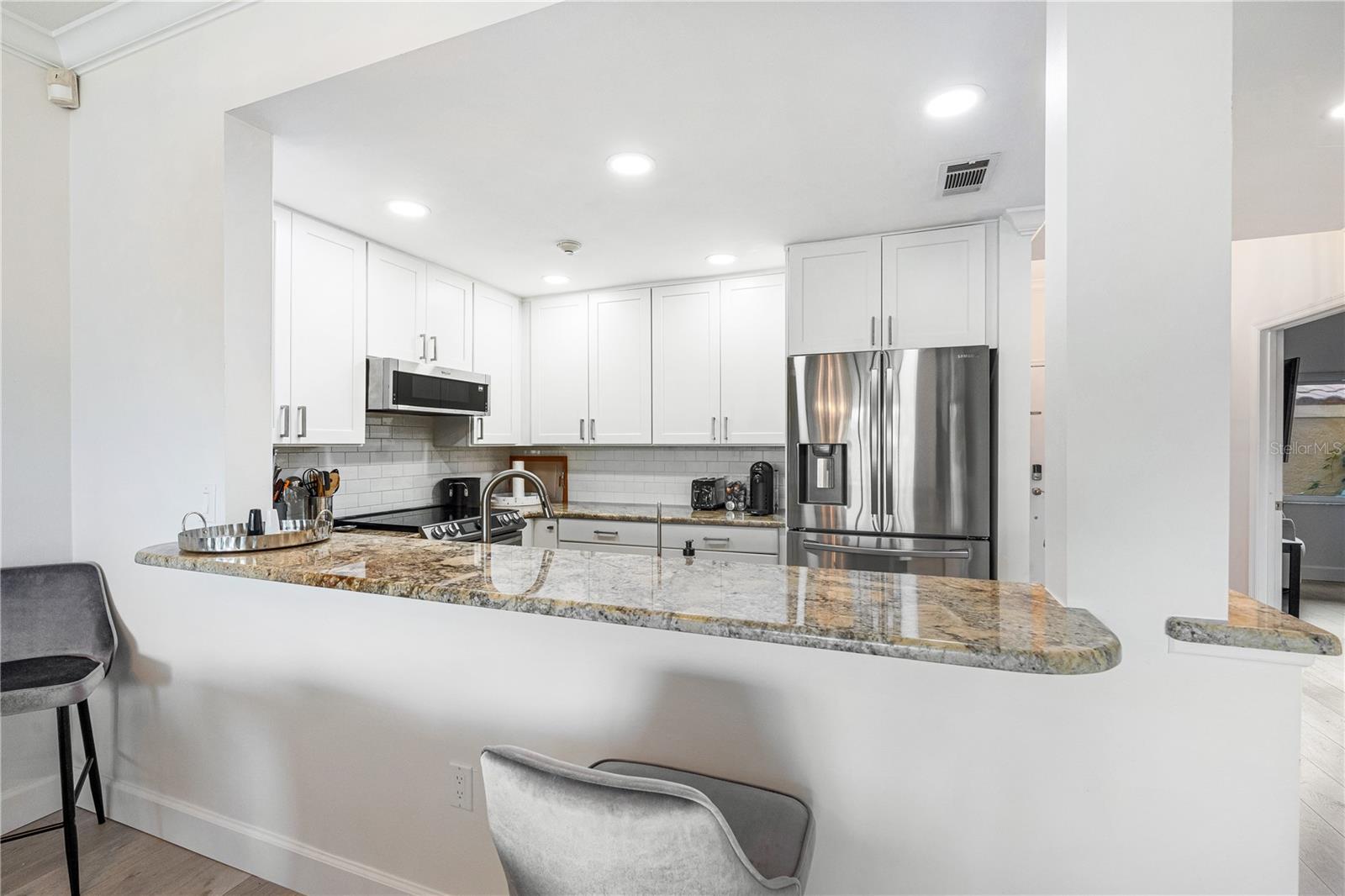 Image 5 of 35 For 862 Hudson Avenue 862