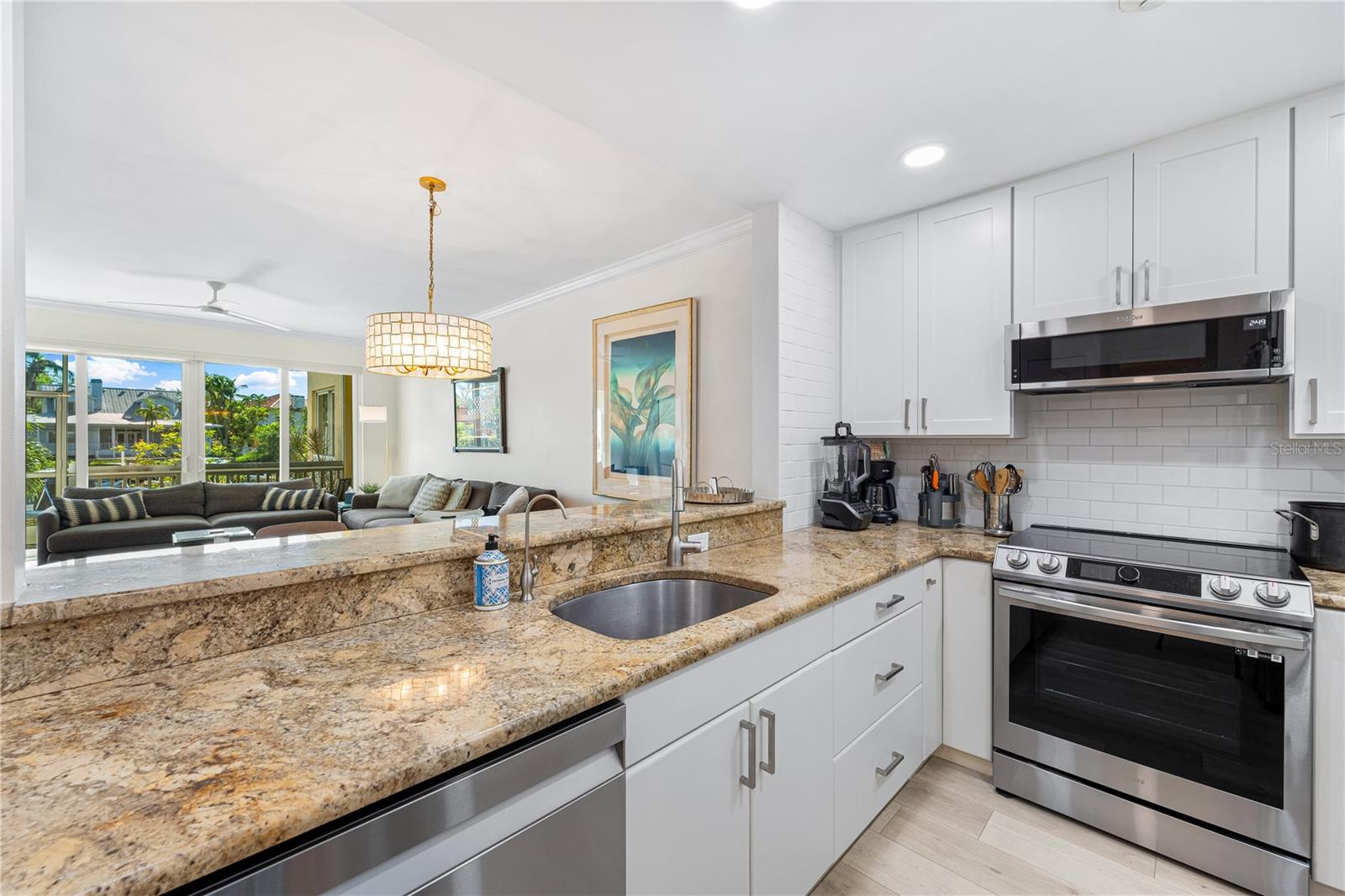 Image 7 of 35 For 862 Hudson Avenue 862