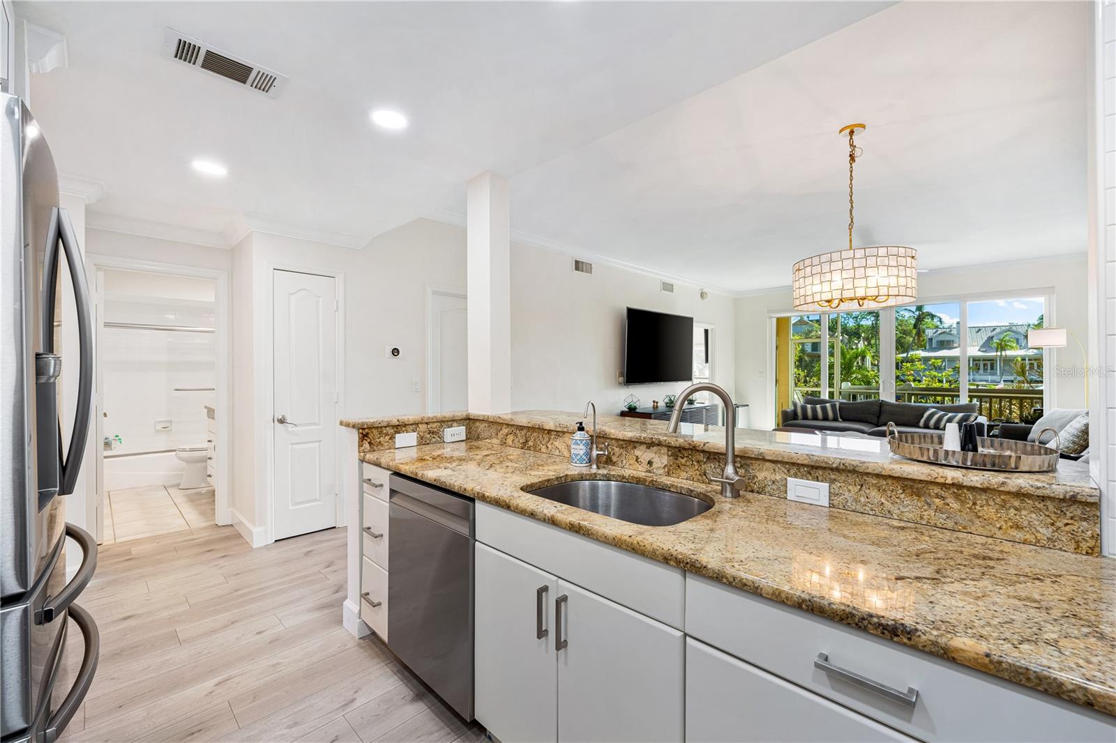 Image 8 of 35 For 862 Hudson Avenue 862