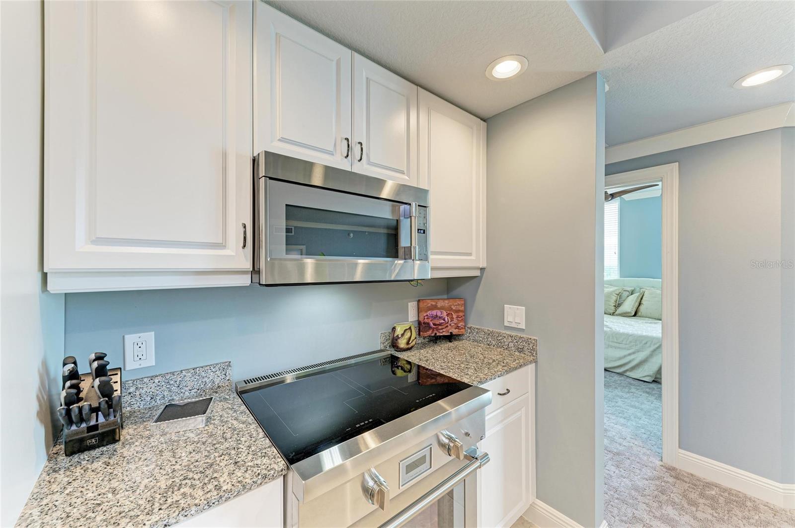 Image 26 of 61 For 800 N Tamiami Trl  1010