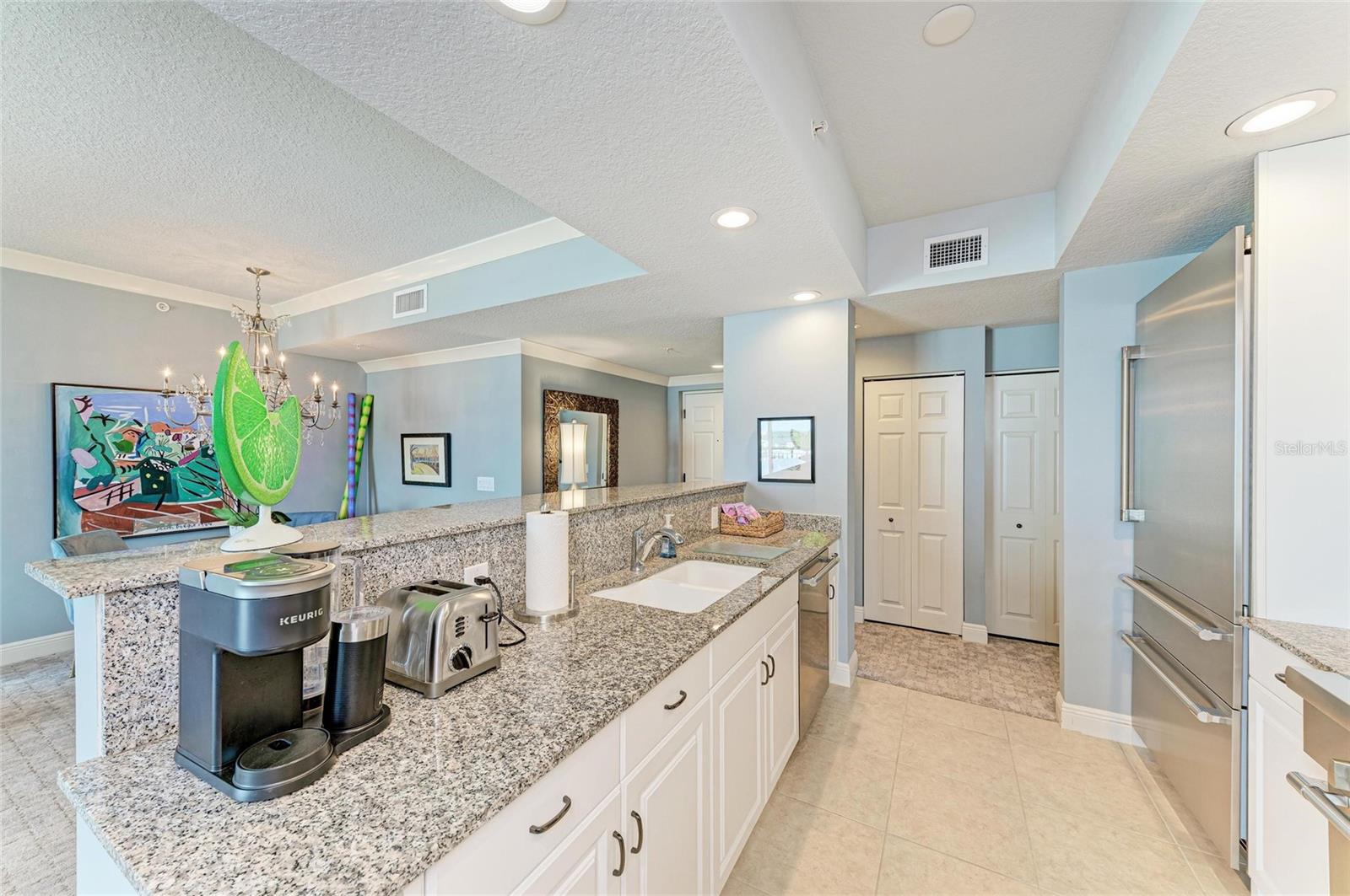 Image 28 of 61 For 800 N Tamiami Trl  1010