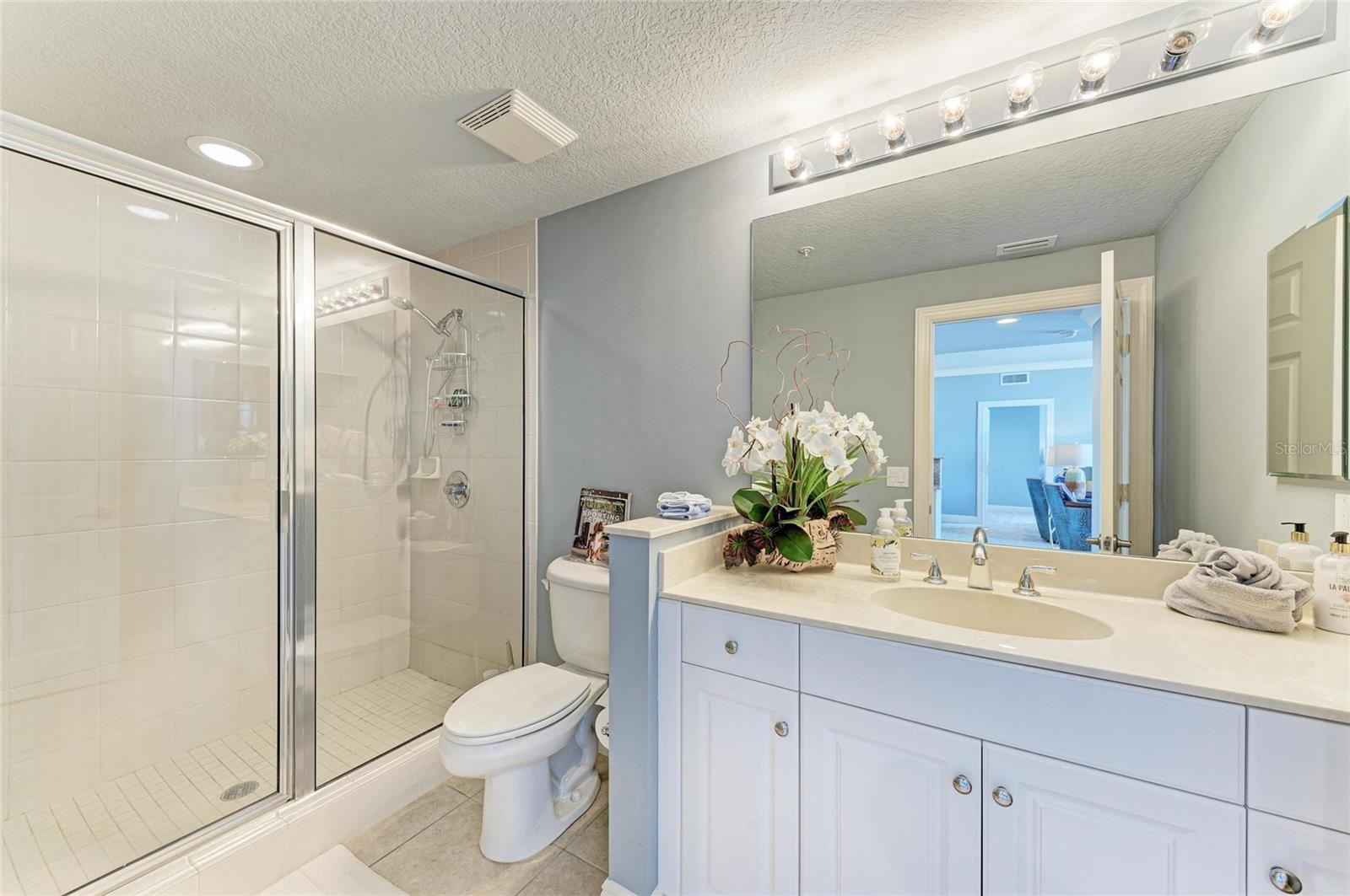 Image 37 of 61 For 800 N Tamiami Trl  1010