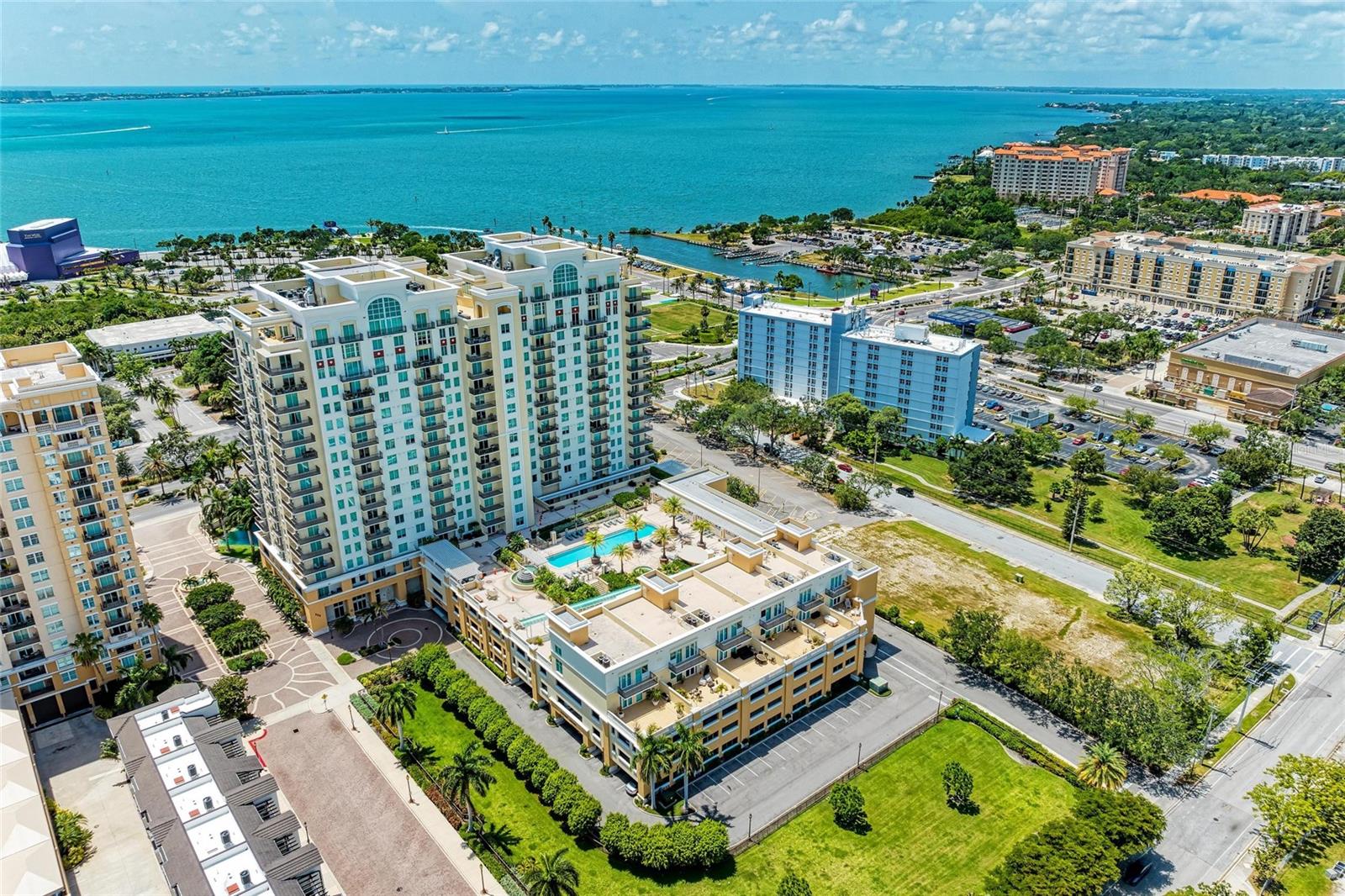Image 9 of 61 For 800 N Tamiami Trl  1010