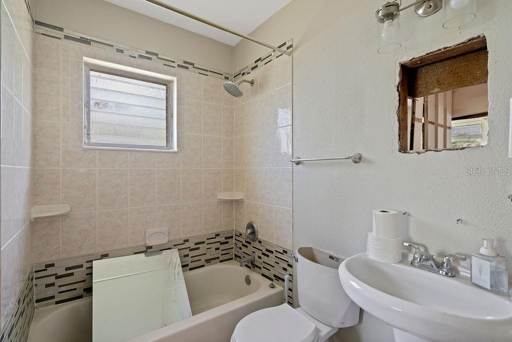 Image 22 of 50 For 14050 Miramar Avenue