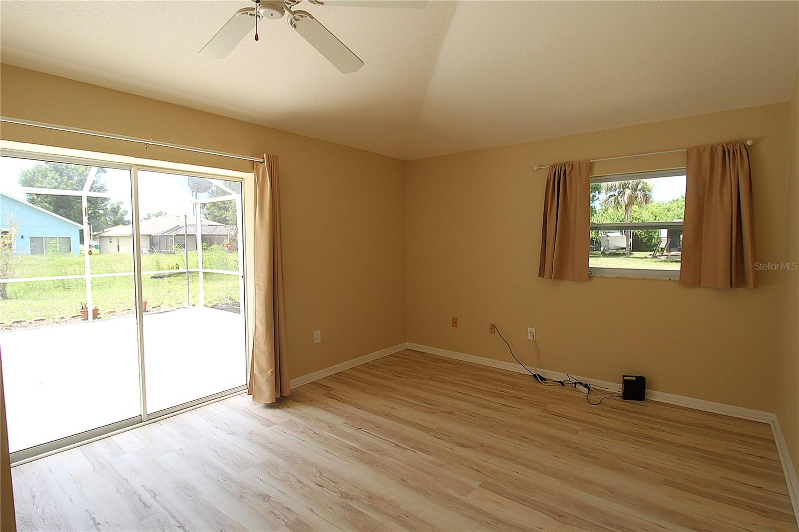 Image 19 of 25 For 9421 Fruitland Avenue