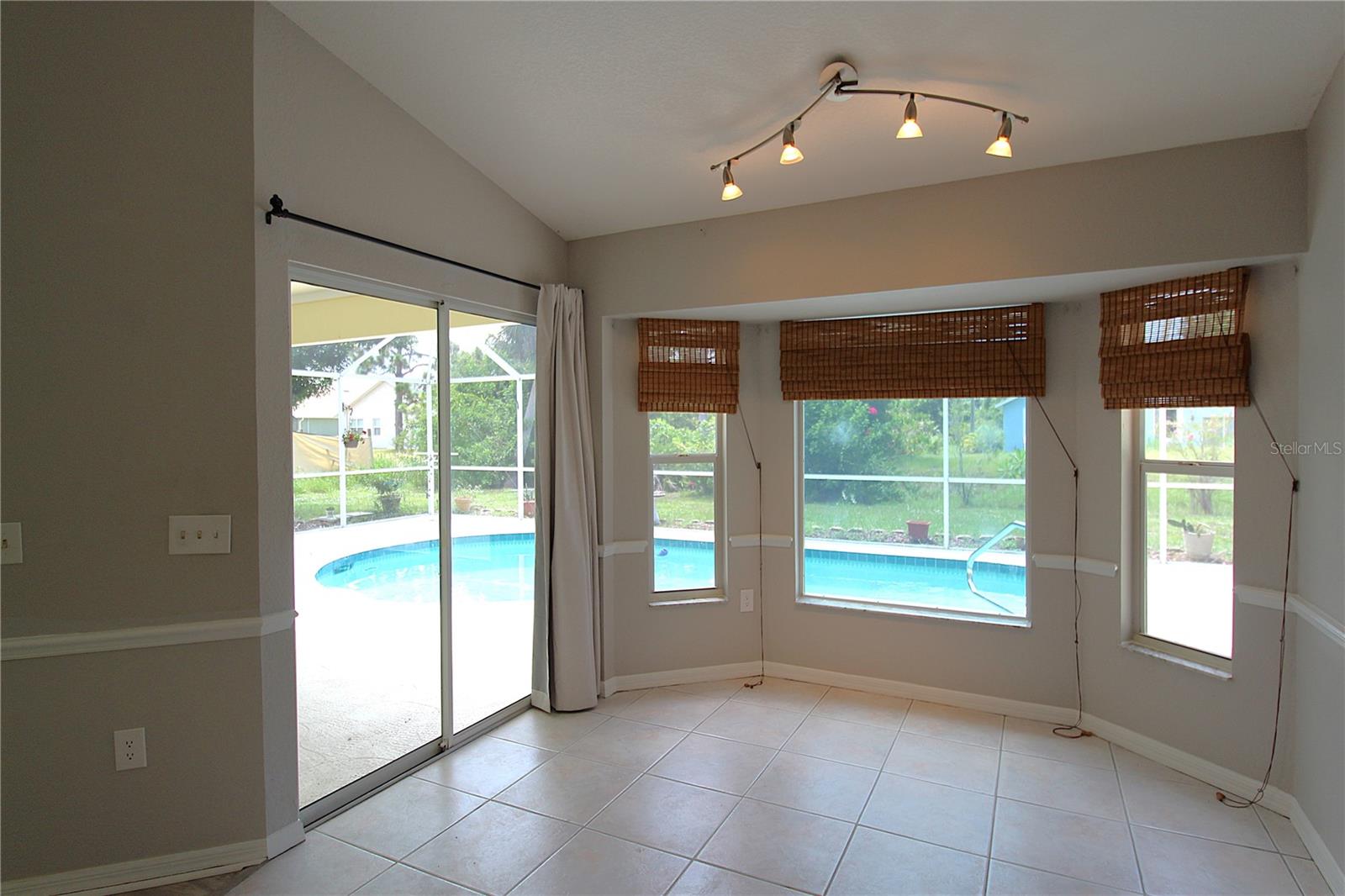 Image 5 of 25 For 9421 Fruitland Avenue