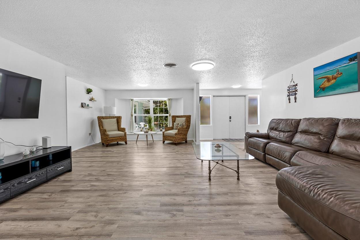 Image 6 of 51 For 4055 Bay Oaks Circle