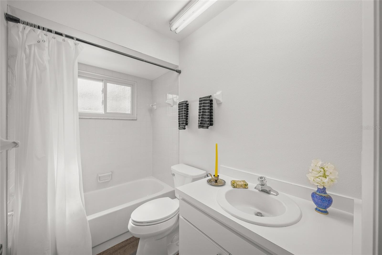 Image 14 of 25 For 4198 Oakhurst Circle W 3147