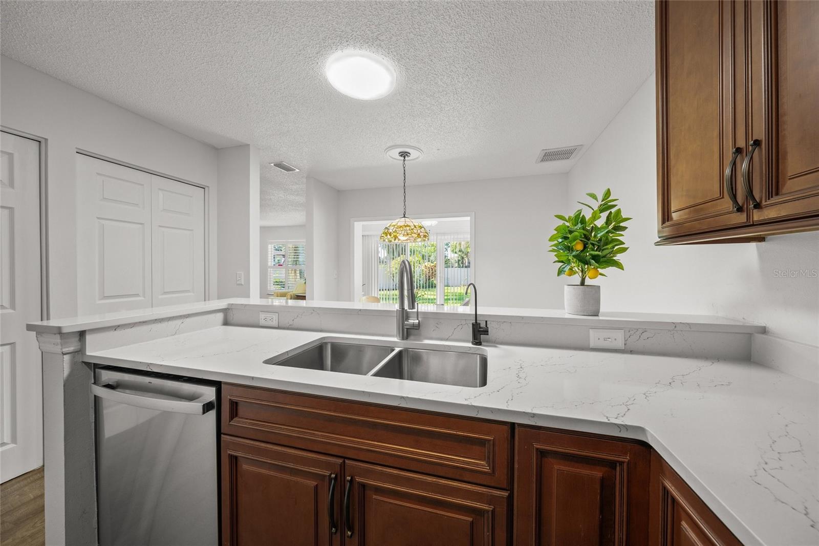 Image 7 of 25 For 4198 Oakhurst Circle W 3147