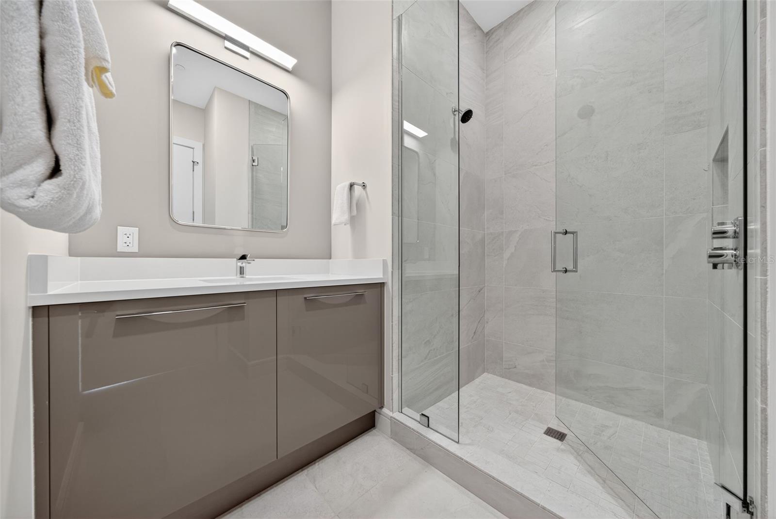 Image 41 of 73 For 605 Gulfstream Avenue 5s