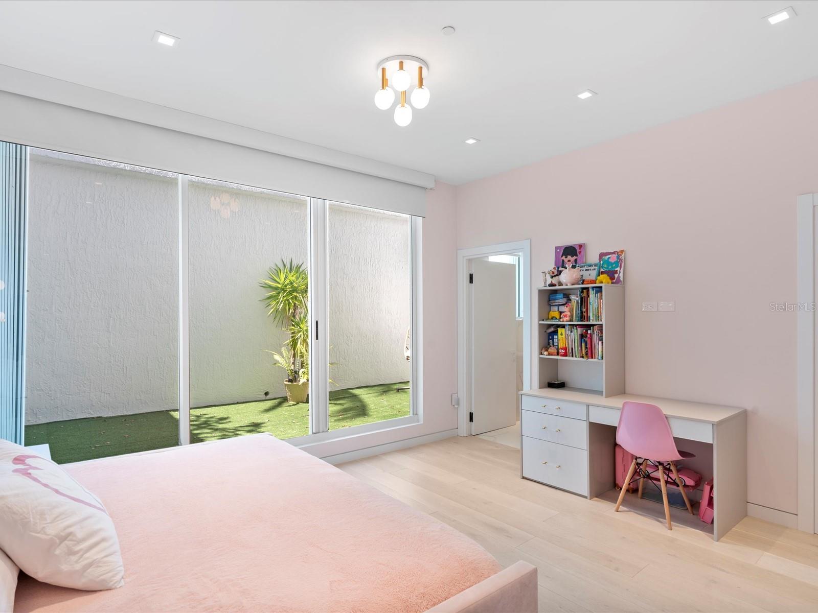 Image 27 of 52 For 16500 Collins Avenue Th8