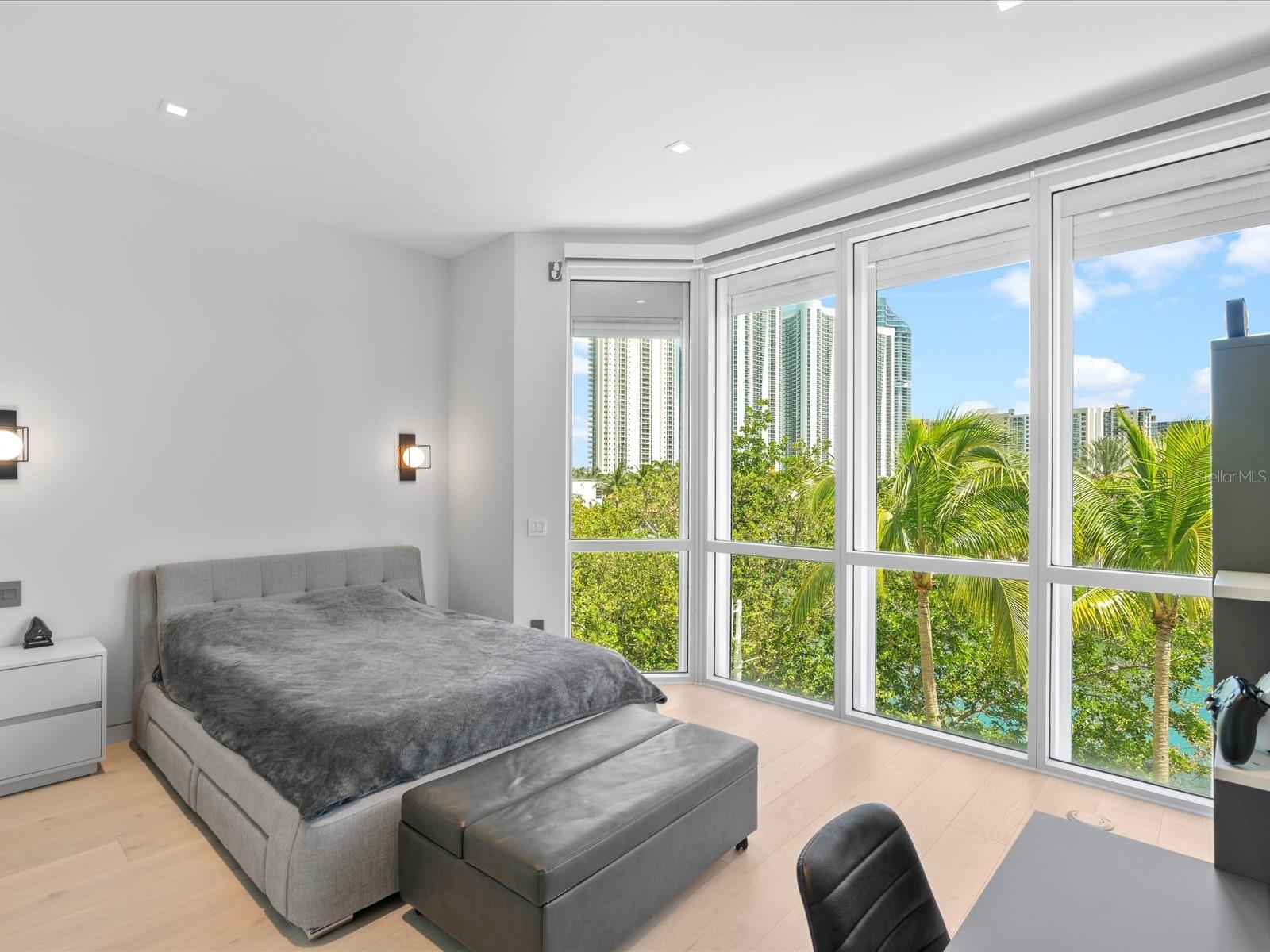Image 32 of 52 For 16500 Collins Avenue Th8