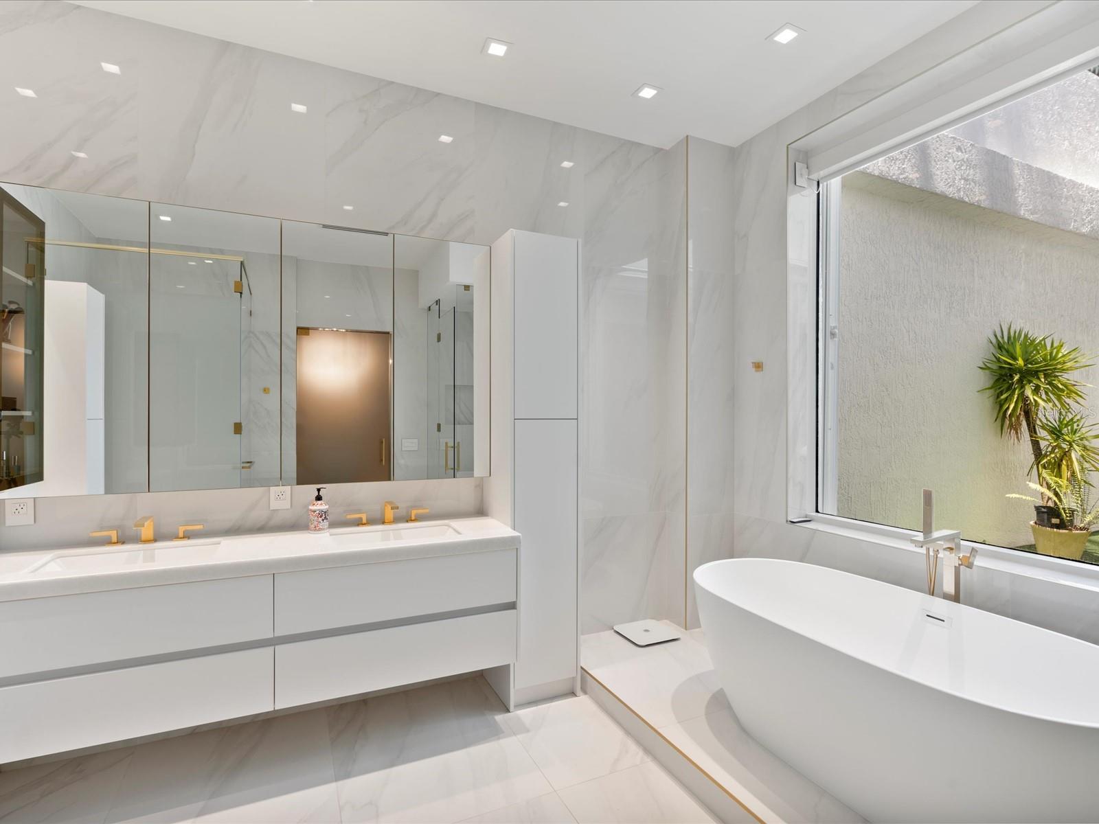 Image 38 of 52 For 16500 Collins Avenue Th8