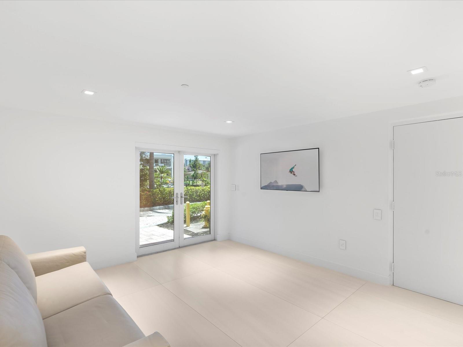 Image 40 of 52 For 16500 Collins Avenue Th8