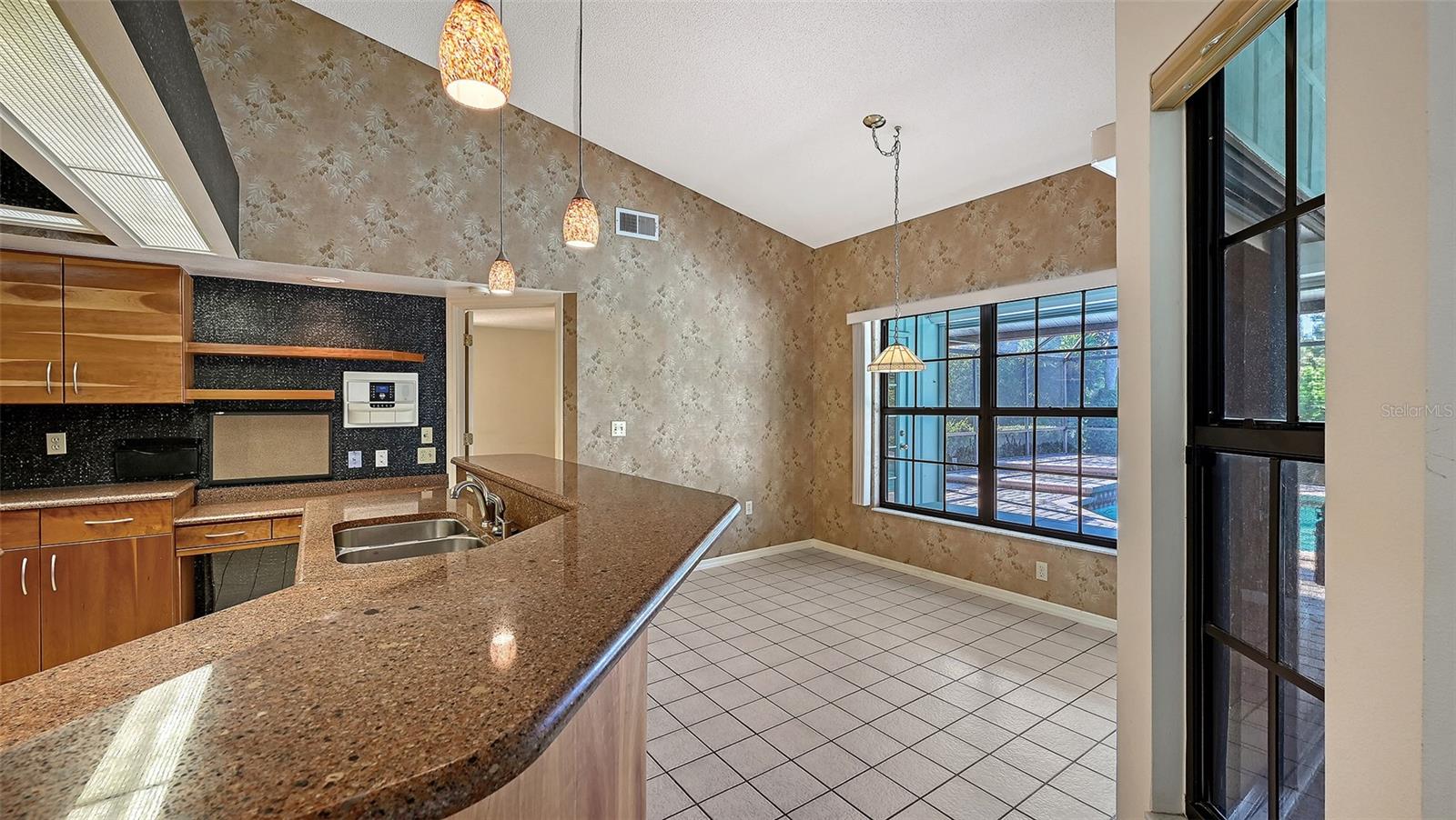 Listing photo id 12 for 4326 Oak View Drive