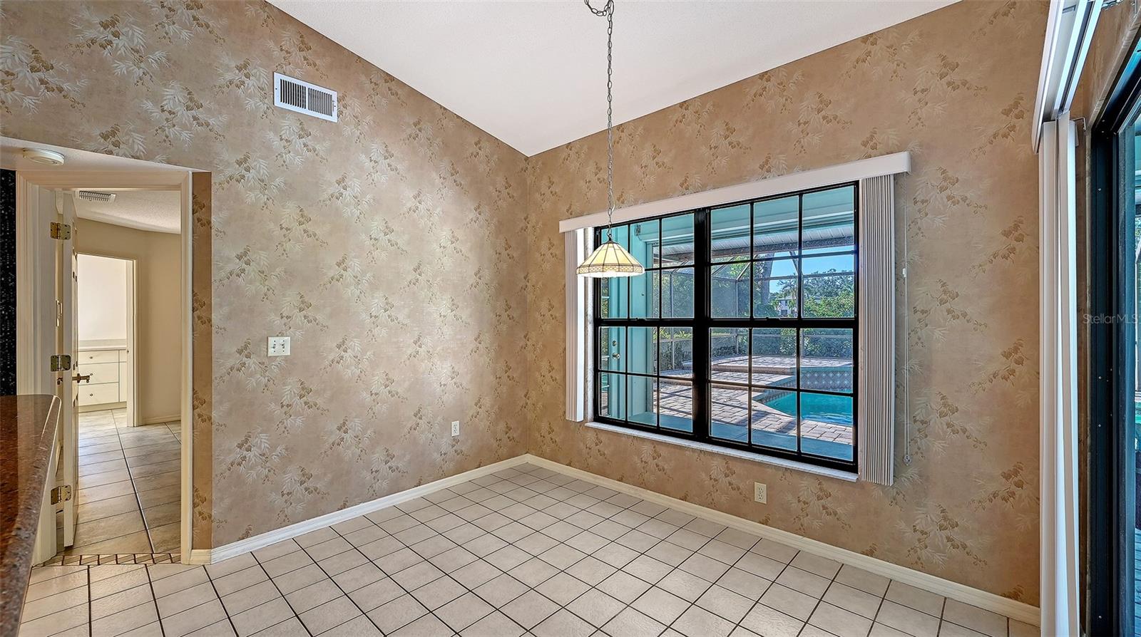 Listing photo id 13 for 4326 Oak View Drive