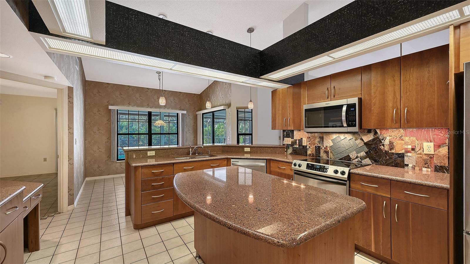 Listing photo id 15 for 4326 Oak View Drive