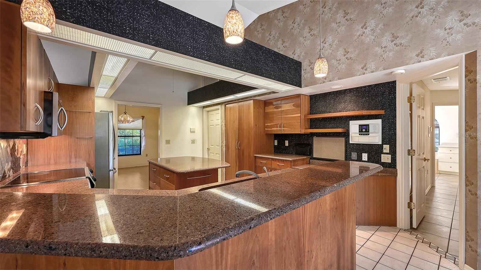 Listing photo id 16 for 4326 Oak View Drive