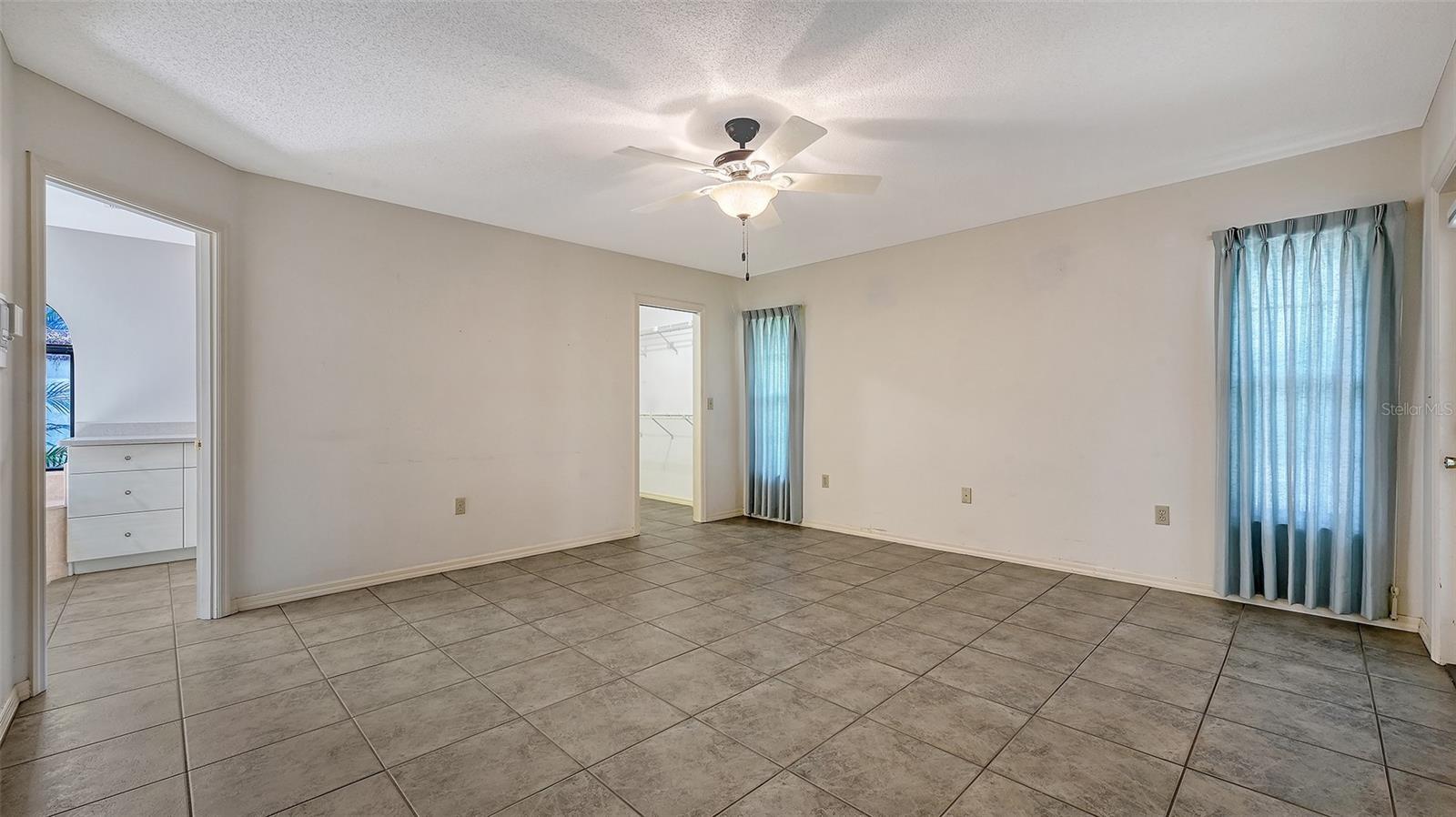 Listing photo id 17 for 4326 Oak View Drive