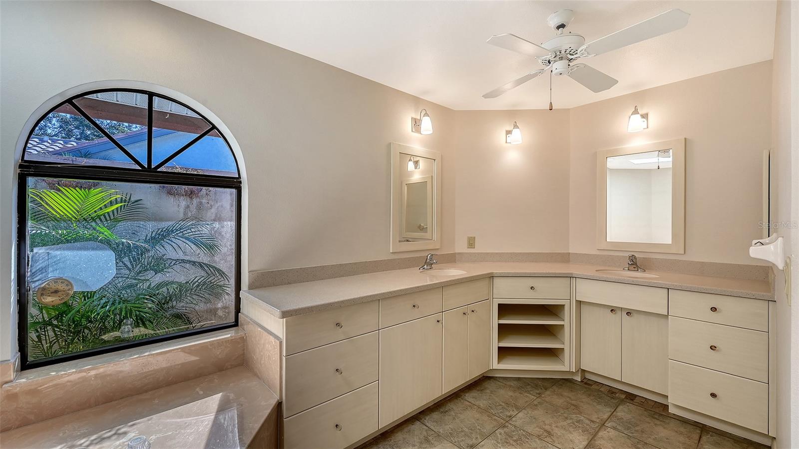 Listing photo id 19 for 4326 Oak View Drive