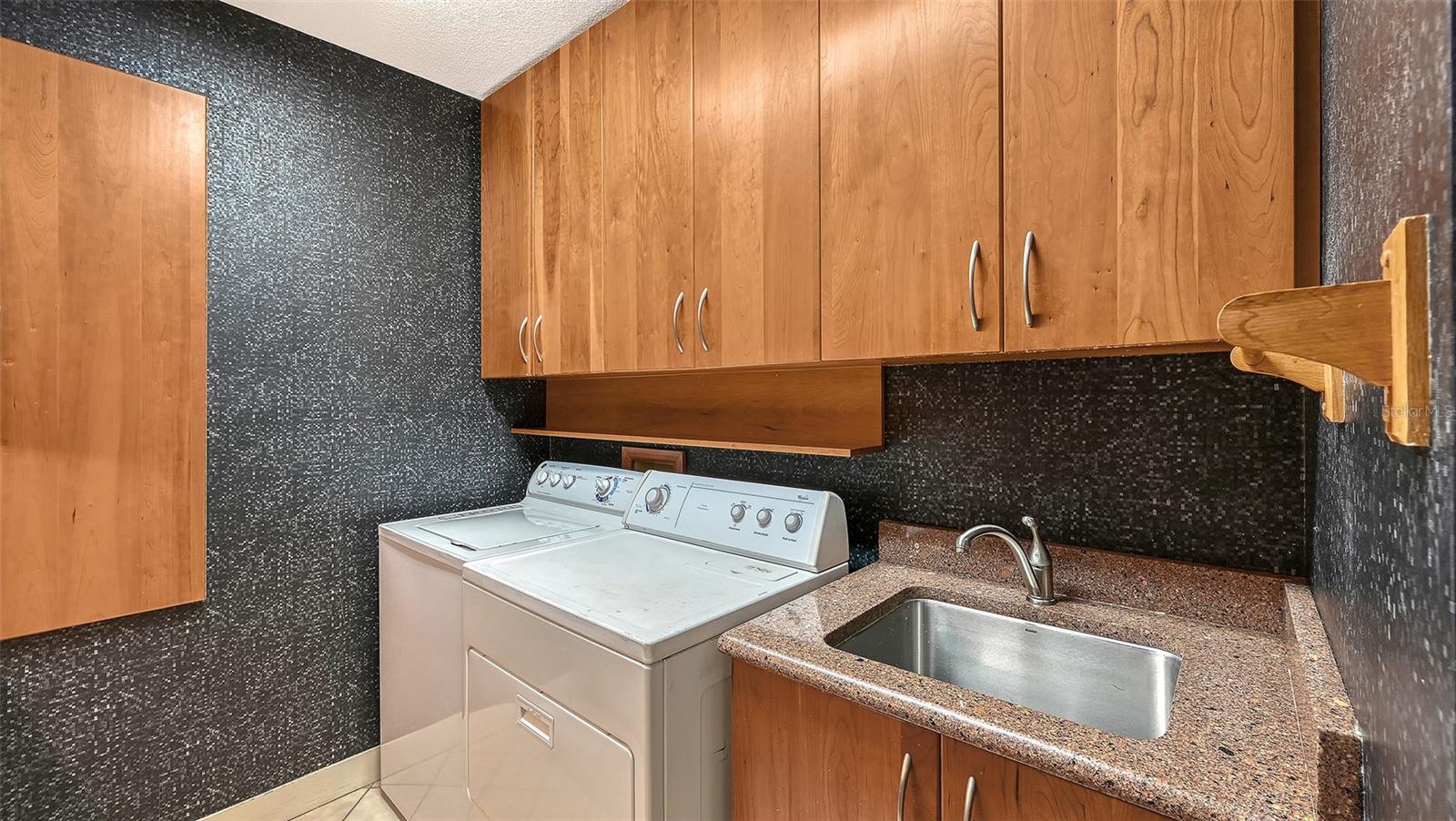 Listing photo id 28 for 4326 Oak View Drive