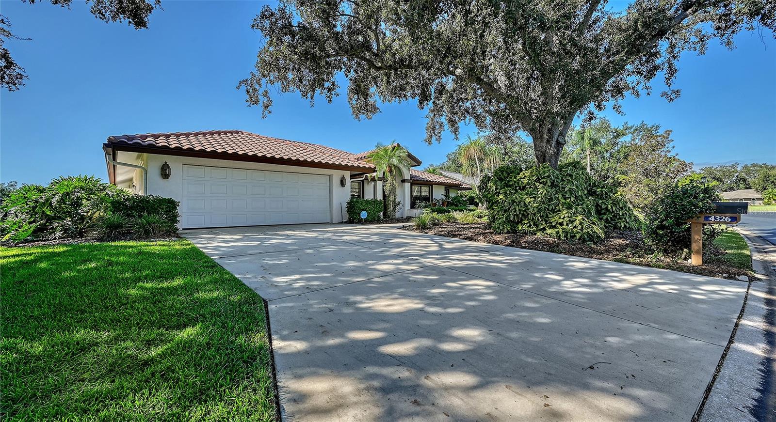 Listing photo id 2 for 4326 Oak View Drive