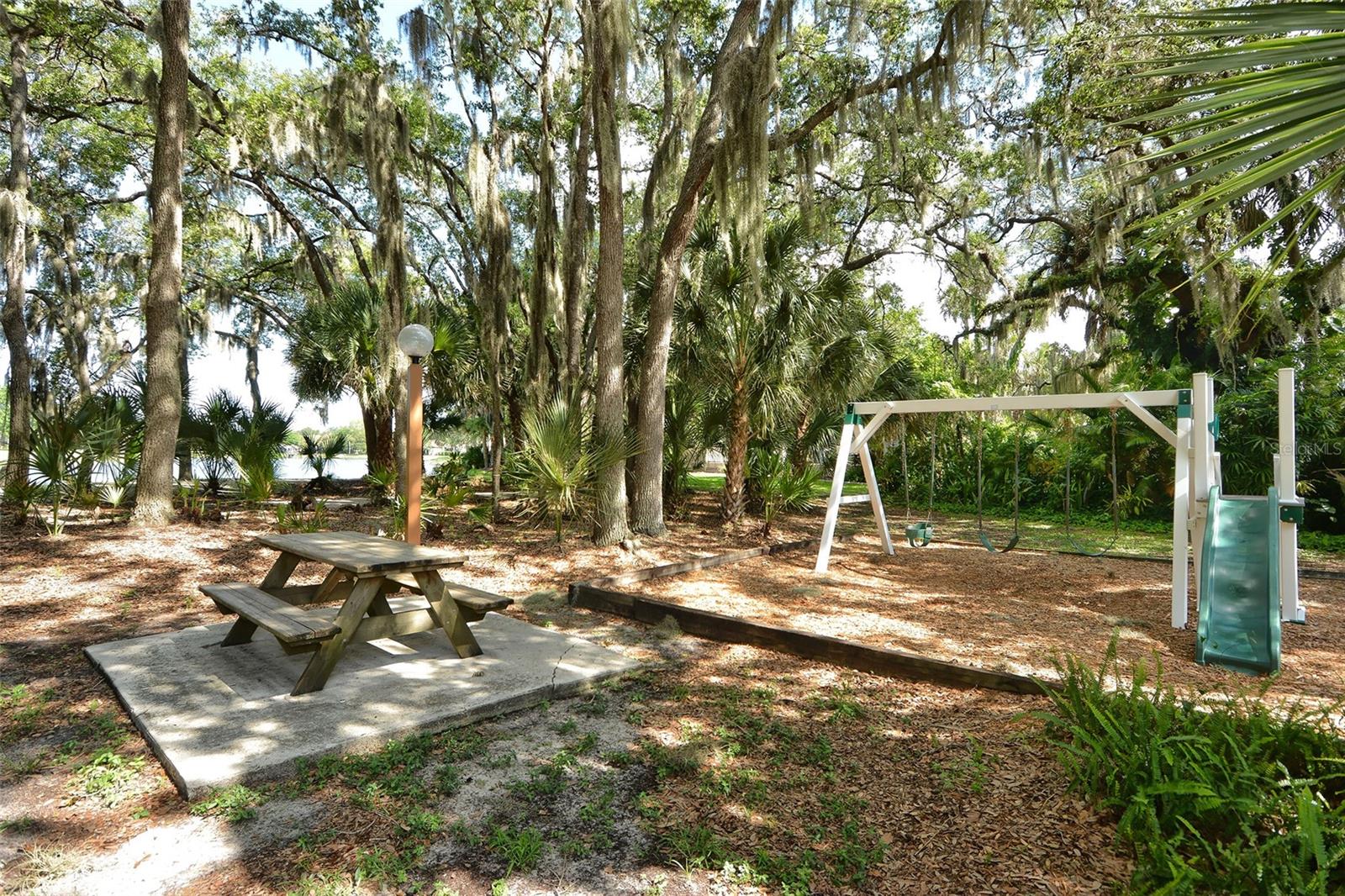 Listing photo id 52 for 4326 Oak View Drive