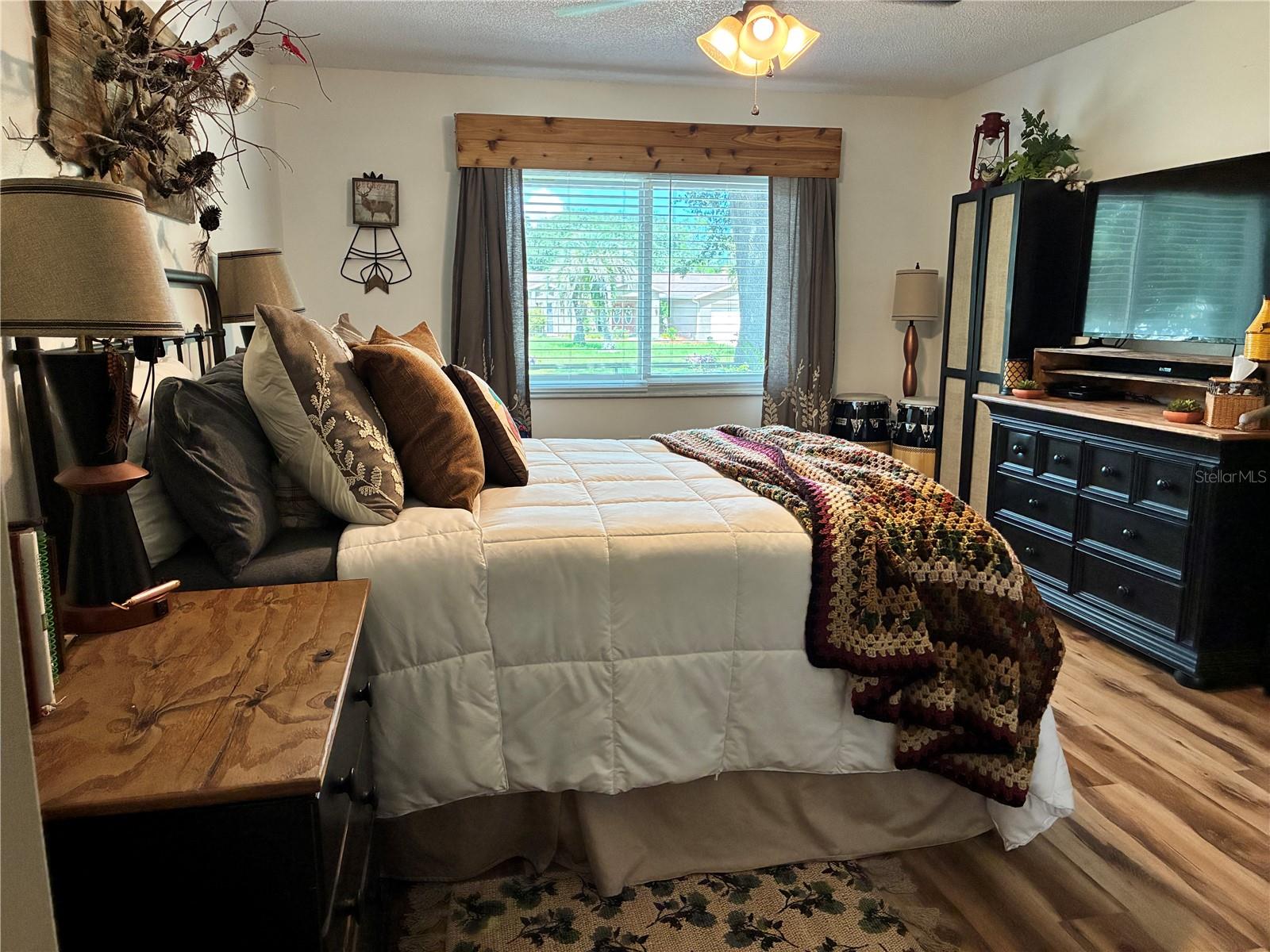 Image 17 of 25 For 11512 Grovewood Boulevard