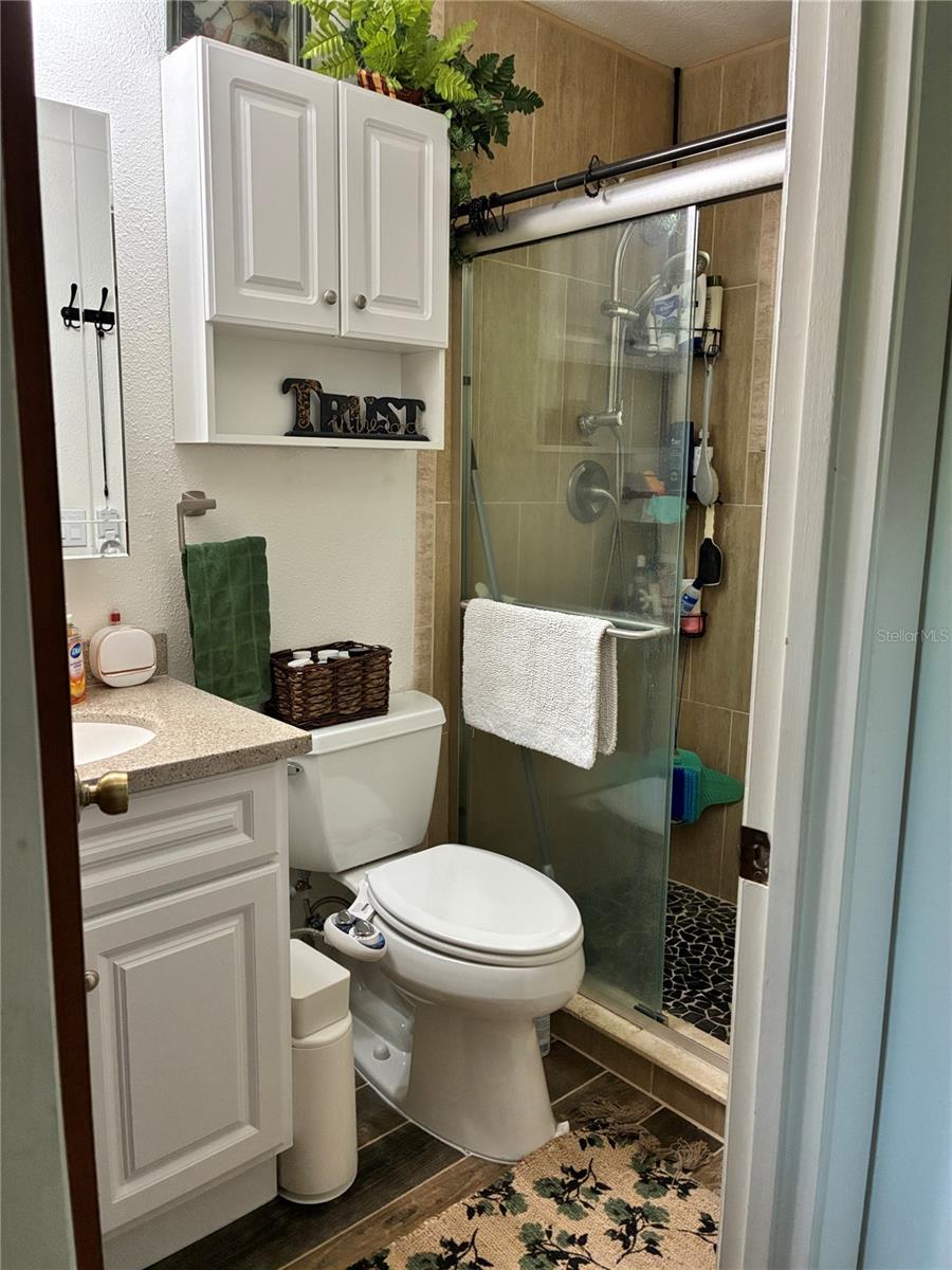 Image 21 of 25 For 11512 Grovewood Boulevard
