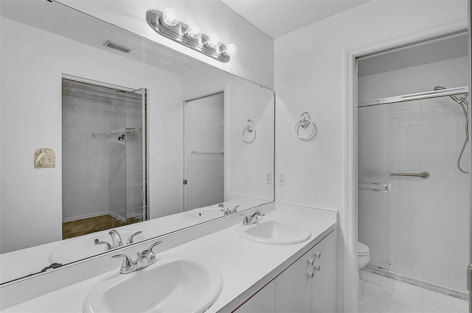 Image 25 of 51 For 811 Waterside Drive 205