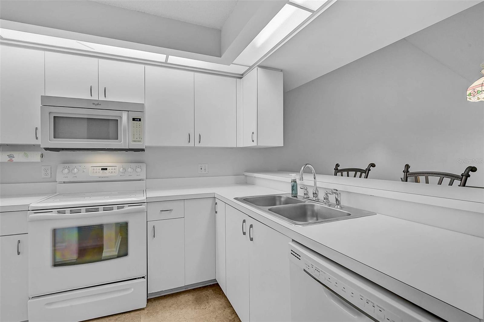Image 7 of 51 For 811 Waterside Drive 205