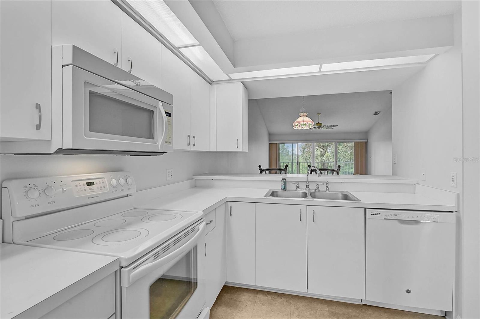 Image 9 of 51 For 811 Waterside Drive 205