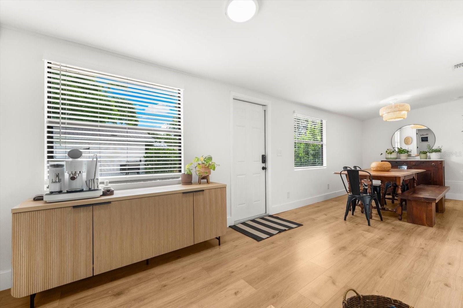 Image 11 of 70 For 841 Hand Avenue