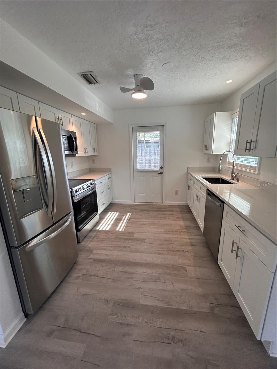 Image 3 of 14 For 2825 Louise Street