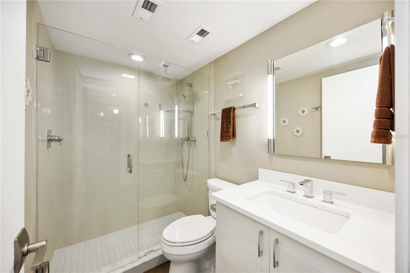 Image 23 of 64 For 1050 Longboat Club Road 204