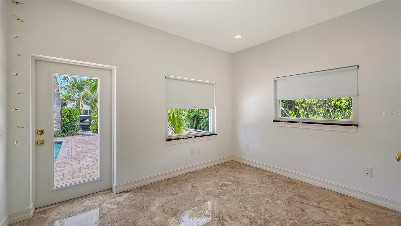 Image 18 of 33 For 725 Penfield Street
