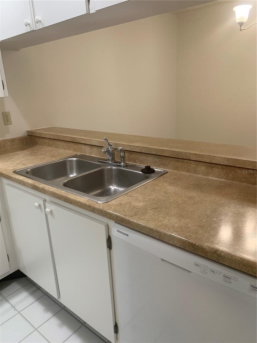 Image 7 of 17 For 3223 Beneva Road 103