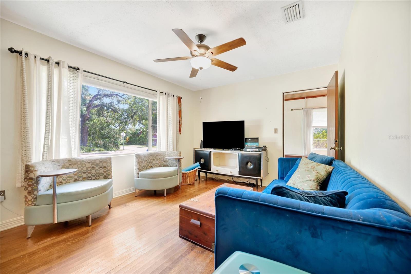 Image 13 of 46 For 1622 18th Avenue W