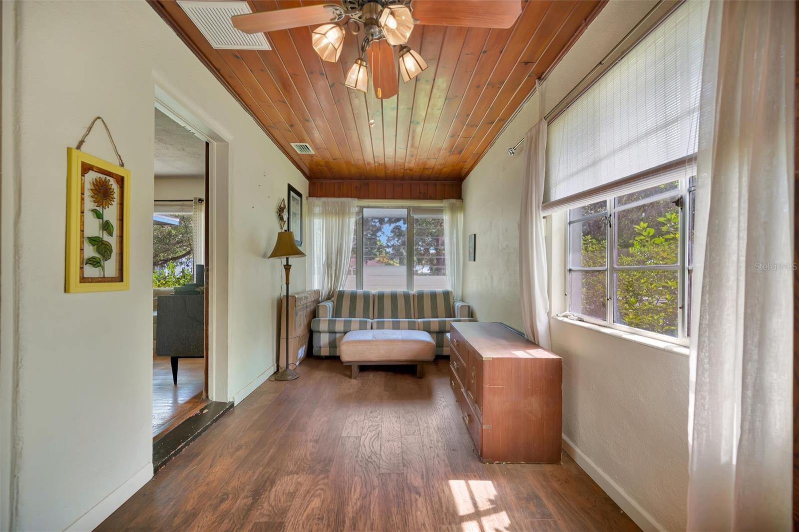 Image 22 of 46 For 1622 18th Avenue W