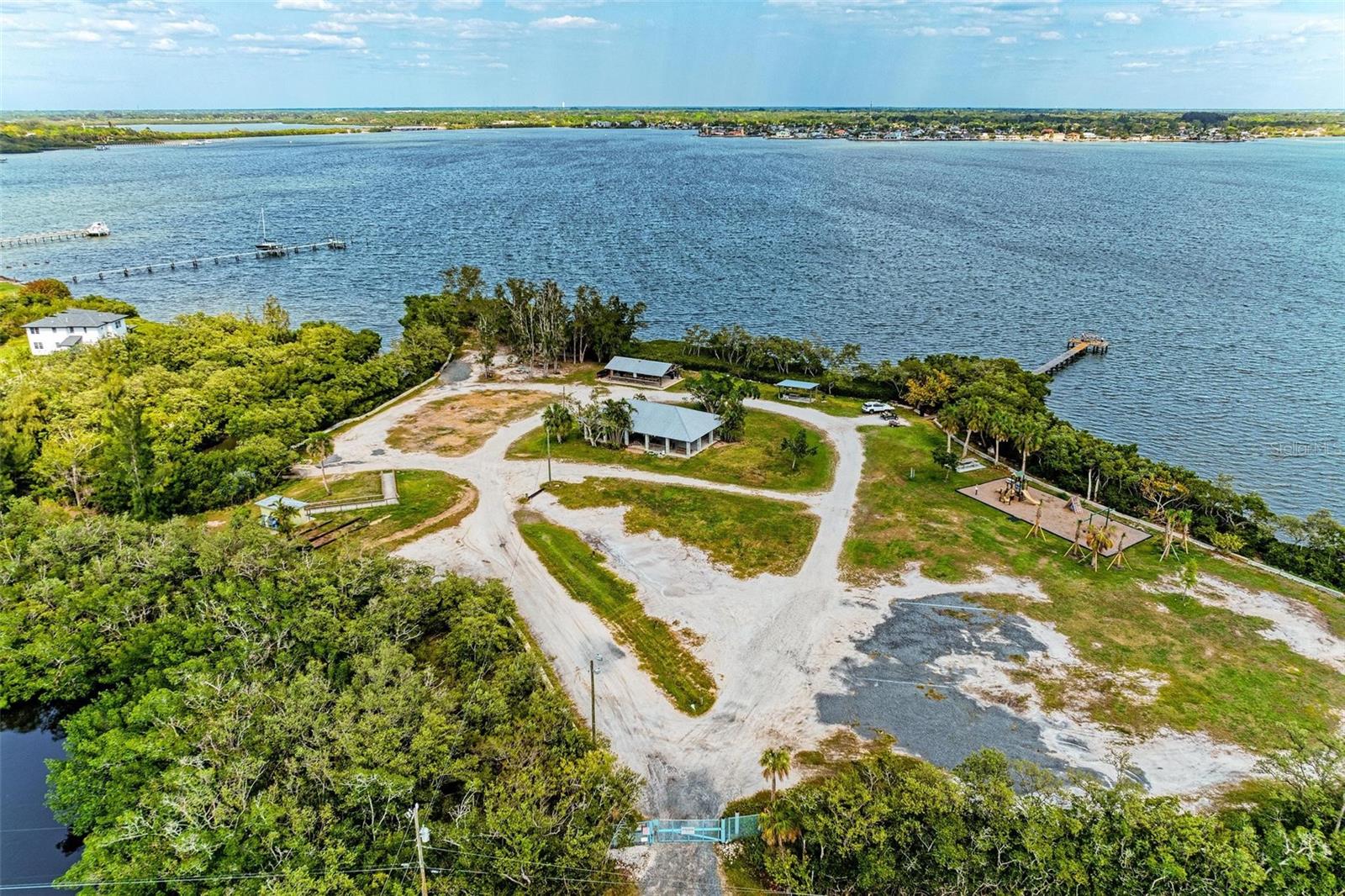 Image 21 of 27 For 71 Island Court