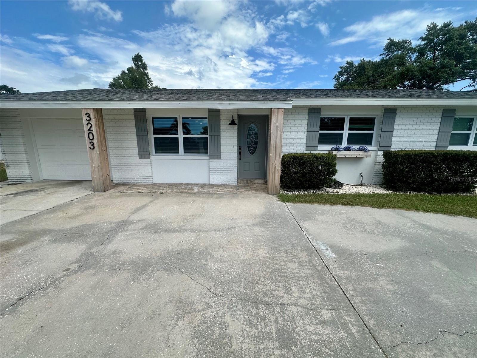 Image 3 of 38 For 3203 52nd Avenue Drive W